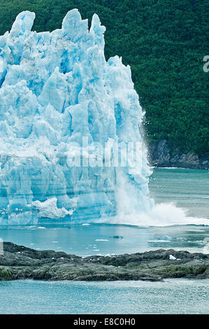 Alaska Kreuzfahrt - kalbenden Gletscher - Hubbard Gletscher - ein großer Eisberg Kälber in Ernüchterung Bay - St. Elias Alaska. - In der Nähe des Yukon, Kanada. Stockfoto