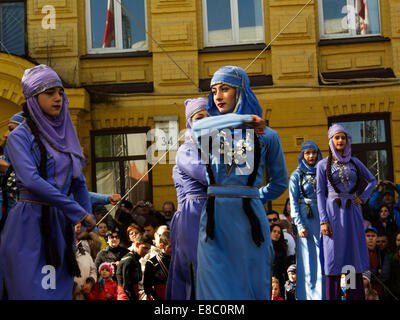 Kiew, Ukraine. 4. Oktober 2014. Für die Einwohner von Kiew gemacht georgische Tanz-Ensemble "Iberieli"--ist Baudenkmale ein Fest der georgischen Musik, Tanz und Gesang im Zentrum Stadt. Mit der Unterstützung der Botschaft von Georgien fand das Festival statt. Bildnachweis: Igor Golovnov/Alamy Live-Nachrichten Stockfoto