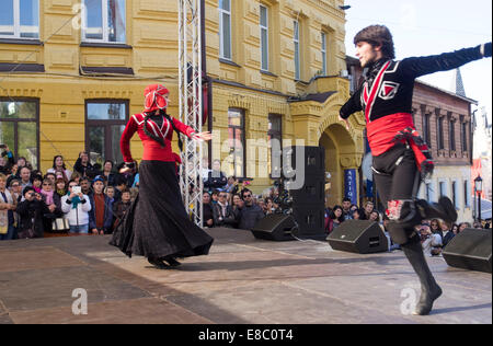 Kiew, Ukraine. 4. Oktober 2014. Für die Einwohner von Kiew gemacht georgische Tanz-Ensemble "Iberieli"--ist Baudenkmale ein Fest der georgischen Musik, Tanz und Gesang im Zentrum Stadt. Mit der Unterstützung der Botschaft von Georgien fand das Festival statt. Bildnachweis: Igor Golovnov/Alamy Live-Nachrichten Stockfoto