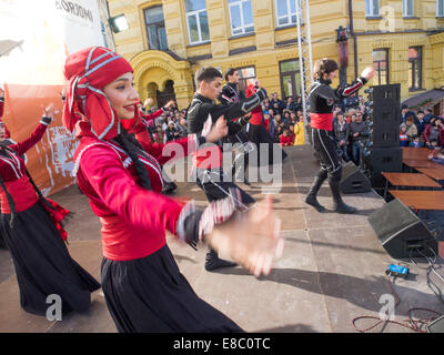 Kiew, Ukraine. 4. Oktober 2014. Für die Einwohner von Kiew gemacht georgische Tanz-Ensemble "Iberieli"--ist Baudenkmale ein Fest der georgischen Musik, Tanz und Gesang im Zentrum Stadt. Mit der Unterstützung der Botschaft von Georgien fand das Festival statt. Bildnachweis: Igor Golovnov/Alamy Live-Nachrichten Stockfoto