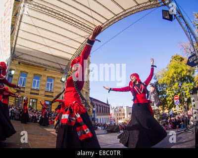 Kiew, Ukraine. 4. Oktober 2014. Für die Einwohner von Kiew gemacht georgische Tanz-Ensemble "Iberieli"--ist Baudenkmale ein Fest der georgischen Musik, Tanz und Gesang im Zentrum Stadt. Mit der Unterstützung der Botschaft von Georgien fand das Festival statt. Bildnachweis: Igor Golovnov/Alamy Live-Nachrichten Stockfoto