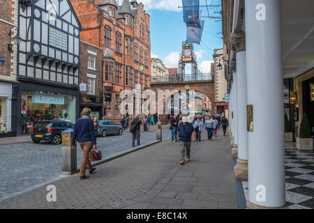 Foregate Street shopping Bereich mit gewölbten Wand und Uhr, Chester, Cheshire, UK. Stockfoto