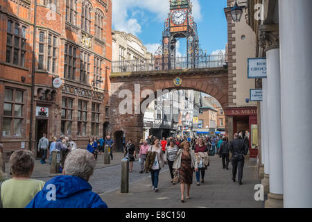 Foregate Street shopping Bereich mit gewölbten Wand und Uhr, Chester, Cheshire, UK. Stockfoto