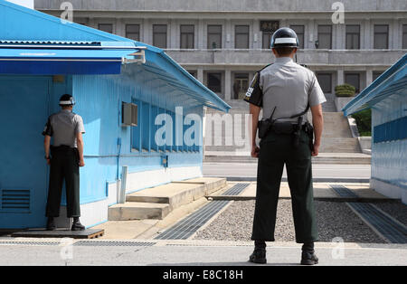 Bei den Friedensstischgebäuden kann man direkt auf die nordkoreanische Wache schauen, die auf der südkoreanischen Seite der Linie auf Sie zurückblickt. Stockfoto