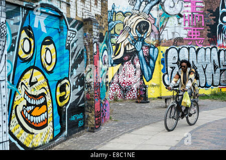 Graffiti an der Wand durch den Kanal, Hackney Wick, London, Vereinigtes Königreich Stockfoto