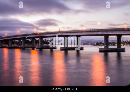 Lichter der Westen Mission Bay Drive Bridge reflektieren aus der Mission Bay. San Diego, California, Vereinigte Staaten von Amerika. Stockfoto