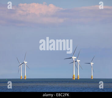 Windpark Scroby Sands am Horizont der North Norfolk Ostküste, UK. Stockfoto