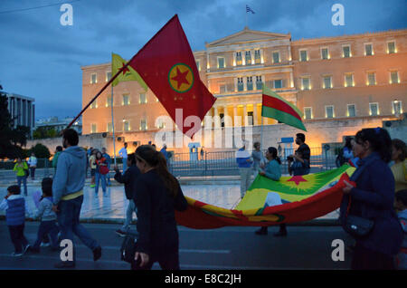 Griechenland. 4. Oktober 2014. Demonstranten halten kurdische Fahnen und Parolen der Solidarität zu schreien, wie sie vor das griechische Parlament passieren. Kurden leben in Griechenland organisiert eine Demonstration zur Unterstützung der kurdischen, die ISIS Aufständischen im Irak kämpfen. Bildnachweis: George Panagakis/Pacific Press/Alamy Live-Nachrichten Stockfoto