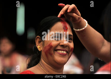 Dhaka, Bangladesch. 4. Oktober 2014. Anhänger Farbe miteinander konfrontiert mit Zinnober als Durga Puja Festival enden und vor dem werfen der Durga-Statuen im Wasser in Dhaka. Bildnachweis: Mohammad Asad/Pacific Press/Alamy Live-Nachrichten Stockfoto