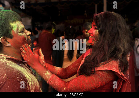 Dhaka, Bangladesch. 4. Oktober 2014. Anhänger Farbe miteinander konfrontiert mit Zinnober als Durga Puja Festival enden und vor dem werfen der Durga-Statuen im Wasser in Dhaka. Bildnachweis: Mohammad Asad/Pacific Press/Alamy Live-Nachrichten Stockfoto