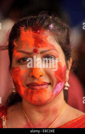 Dhaka, Bangladesch. 4. Oktober 2014. Anhänger Farbe miteinander konfrontiert mit Zinnober als Durga Puja Festival enden und vor dem werfen der Durga-Statuen im Wasser in Dhaka. Bildnachweis: Mohammad Asad/Pacific Press/Alamy Live-Nachrichten Stockfoto