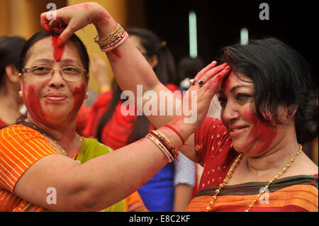 Dhaka, Bangladesch. 4. Oktober 2014. Anhänger Farbe miteinander konfrontiert mit Zinnober als Durga Puja Festival enden und vor dem werfen der Durga-Statuen im Wasser in Dhaka. Bildnachweis: Mohammad Asad/Pacific Press/Alamy Live-Nachrichten Stockfoto