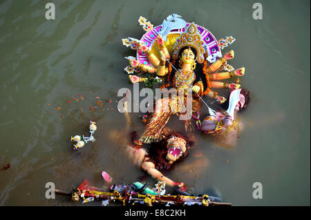 Dhaka, Bangladesch. 4. Oktober 2014. Anhänger darauf vorbereiten, Durga Tauchen Statue im Wasser als Teil ihres religiösen Glaubens während Durga Puja Festival in Dhaka endet. Bildnachweis: Mohammad Asad/Pacific Press/Alamy Live-Nachrichten Stockfoto