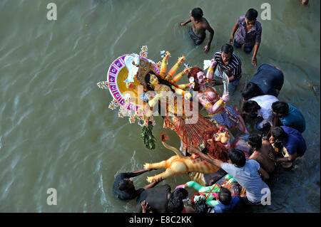 Dhaka, Bangladesch. 4. Oktober 2014. Anhänger darauf vorbereiten, Durga Tauchen Statue im Wasser als Teil ihres religiösen Glaubens während Durga Puja Festival in Dhaka endet. Bildnachweis: Mohammad Asad/Pacific Press/Alamy Live-Nachrichten Stockfoto