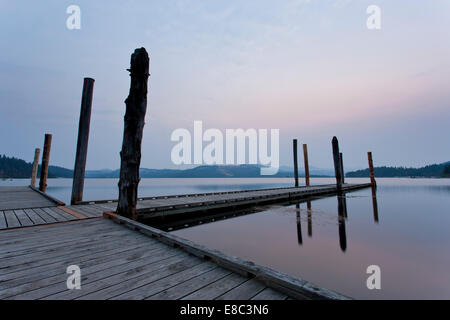 Dock und See bei Sonnenaufgang. Stockfoto