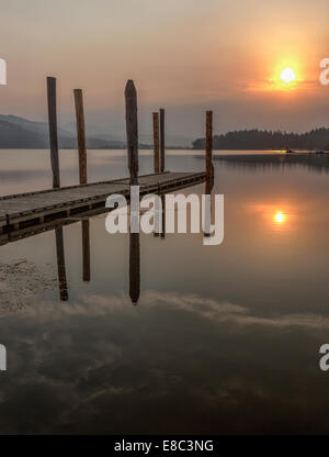 Warmer Sonnenaufgang über dem See. Stockfoto