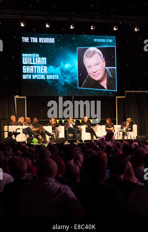 London, UK. 4. Oktober 2014. John de Lancie, Denise Crosby, Michael Dorn, LeVar Burton, Gates McFadden, Colm Meaney, Brent Spiner, Marina Sirtis und Patrick Stewart am Zielort Star Trek 3 Event, Excel Centre, Docklands. Bildnachweis: Robert Stainforth/Alamy Live-Nachrichten Stockfoto