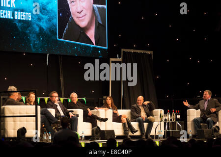 London, UK. 4. Oktober 2014. John de Lancie, Denise Crosby, Michael Dorn, LeVar Burton, Gates McFadden, Colm Meaney, Brent Spiner, Marina Sirtis, Patrick Stewart und William Shatner am Zielort Star Trek 3 Event, Excel Centre, Docklands. Bildnachweis: Robert Stainforth/Alamy Live-Nachrichten Stockfoto