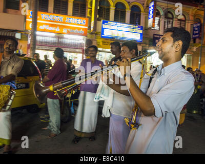 George Town, Penang, Malaysia. 4. Oktober 2014. Hinduistische Musiker spielen in Georgetown während Navratri Prozession. Navratri ist ein Fest der Verehrung der hinduistischen Gottheit Durga, die beliebtesten Inkarnation von Devi und eines der wichtigsten Formen der Göttin Shakti im hinduistischen Pantheon. Das Wort Navaratri bedeutet "neun Nächte" in Sanskrit, Nava Bedeutung neun und Ratri Bedeutung Nächte. Während dieser neun Nächte und zehn Tagen werden neun Formen der Shakti/Devi verehrt. Bildnachweis: Jack Kurtz/ZUMA Draht/Alamy Live-Nachrichten Stockfoto