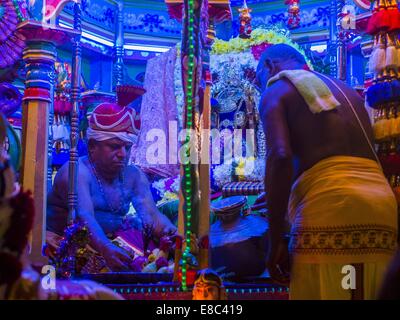 George Town, Penang, Malaysia. 4. Oktober 2014. Hindu Priester durchführen Segen während Navratri Prozession. Navratri ist ein Fest der Verehrung der hinduistischen Gottheit Durga, die beliebtesten Inkarnation von Devi und eines der wichtigsten Formen der Göttin Shakti im hinduistischen Pantheon. Das Wort Navaratri bedeutet "neun Nächte" in Sanskrit, Nava Bedeutung neun und Ratri Bedeutung Nächte. Während dieser neun Nächte und zehn Tagen werden neun Formen der Shakti/Devi verehrt. Bildnachweis: Jack Kurtz/ZUMA Draht/Alamy Live-Nachrichten Stockfoto