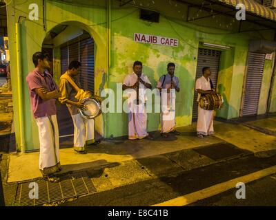 George Town, Penang, Malaysia. 4. Oktober 2014. Hinduistische Musiker spielen in Georgetown während Navratri Prozession. Navratri ist ein Fest der Verehrung der hinduistischen Gottheit Durga, die beliebtesten Inkarnation von Devi und eines der wichtigsten Formen der Göttin Shakti im hinduistischen Pantheon. Das Wort Navaratri bedeutet "neun Nächte" in Sanskrit, Nava Bedeutung neun und Ratri Bedeutung Nächte. Während dieser neun Nächte und zehn Tagen werden neun Formen der Shakti/Devi verehrt. Bildnachweis: Jack Kurtz/ZUMA Draht/Alamy Live-Nachrichten Stockfoto