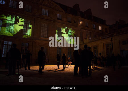 Paris, Frankreich. 4. Oktober 2014. Die Menschen Sie genießen Nuit Blanche im Hof des Musée Picasso, Paris, Frankreich.  4. Oktober 2014. Bildnachweis: Rachel Applefield/Alamy Live-Nachrichten Stockfoto