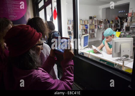 Paris, Frankreich. 4. Oktober 2014. Eine Frau nimmt ein Foto von der live-Kunst-Performance von Anne Rochat im Schweizer Kulturzentrum, Paris, Frankreich. 4. Oktober 2014. Bildnachweis: Rachel Applefield/Alamy Live-Nachrichten Stockfoto