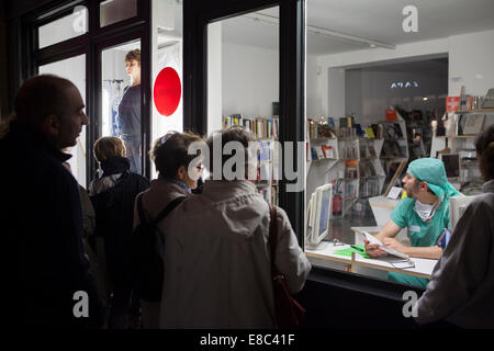 Paris, Frankreich. 4. Oktober 2014. Menschen beobachten die live Performance-Kunst von Anne Rochat im Schweizer Kulturzentrum in Paris, Frankreich. 4. Oktober 2014. Bildnachweis: Rachel Applefield/Alamy Live-Nachrichten Stockfoto