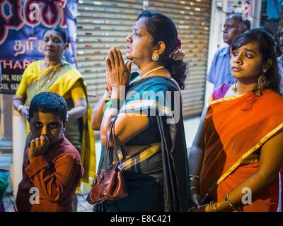 George Town, Penang, Malaysia. 4. Oktober 2014. Die Menschen beten wie eine Prozession zu Ehren Durga während Navratri Prozession durch die Straßen von George Town gezeichnet wird. Navratri ist ein Fest der Verehrung der hinduistischen Gottheit Durga, die beliebtesten Inkarnation von Devi und eines der wichtigsten Formen der Göttin Shakti im hinduistischen Pantheon. Das Wort Navaratri bedeutet "neun Nächte" in Sanskrit, Nava Bedeutung neun und Ratri Bedeutung Nächte. Während dieser neun Nächte und zehn Tagen werden neun Formen der Shakti/Devi verehrt. Bildnachweis: Jack Kurtz/ZUMA Draht/Alamy Live-Nachrichten Stockfoto