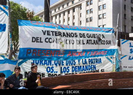 Banner zur Unterstützung der Veteranen der Falkland-Krieg, Plaza de Mayo, der Innenstadt von Buenos Aires, Argentinien Stockfoto