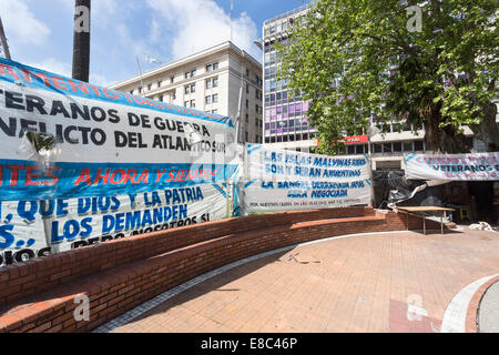 Banner, behauptet Las Malvinas, Unterstützung der Veteranen der Falkland-Krieg, Plaza de Mayo, der Innenstadt von Buenos Aires, Argentinien Stockfoto