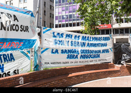 Banner behauptet Las Malvinas sind Argentinien, nach dem Falkland-Krieg, Plaza de Mayo, Innenstadt von Buenos Aires, Argentinien Stockfoto