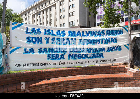 Banner behauptet Las Malvinas sind Argentinien, nach dem Falkland-Krieg, Plaza de Mayo, Innenstadt von Buenos Aires, Argentinien Stockfoto