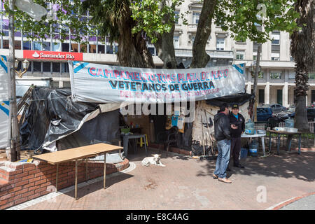 Banner im Speicher und Unterstützung der Veteranen der Falkland-Krieg, Plaza de Mayo, der Innenstadt von Buenos Aires, Argentinien Stockfoto