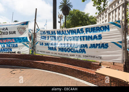 Banner, behauptet Las Malvinas, zur Unterstützung der Veteranen der Falkland-Krieg, Plaza de Mayo, der Innenstadt von Buenos Aires, Argentinien Stockfoto