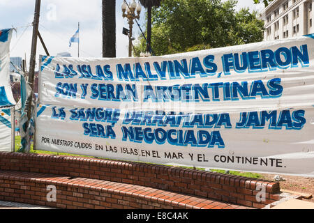 Banner, behauptet Las Malvinas, in Erinnerung an die Gefallenen der Falkland-Krieg, Plaza de Mayo, der Innenstadt von Buenos Aires, Argentinien Stockfoto