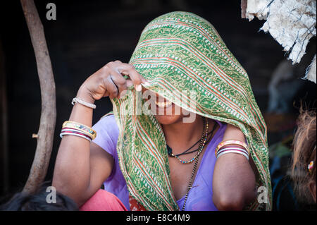 Eine schüchterne indische Frau lächelt unter sharee Stockfoto