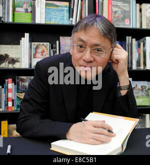 Cheltenham, Gloucestershire, UK. 4. Oktober 2014. Kazuo Ishiguro, Man Booker Prize Romanschriftsteller, signiert Bücher an der Cheltenham literarische Festival, Uk 4. Oktober 2014 Credit: Prixnews/Alamy Live News Stockfoto