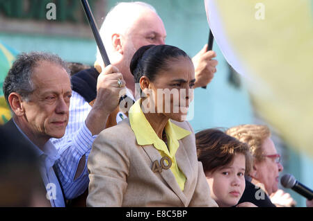 Sao Paulo, Brasilien. 4. Oktober 2014. Der Präsidentschaftskandidat für die brasilianischen sozialistische Partei (PSB, für seine Abkürzung in Portugiesisch), Marina Silva (2.-L), beteiligt sich an einer Kampagne-Kundgebung in Sao Paulo, Brasilien, am 4. Oktober 2014. Die Präsidentschaftswahlen in Brasilien werden am 5. Oktober stattfinden. © Rahel Patras/Xinhua/Alamy Live-Nachrichten Stockfoto