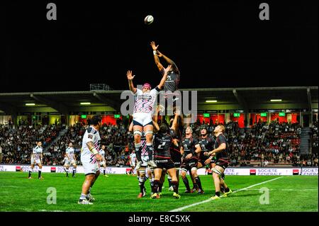 Toulouse, Frankreich. 4. Oktober 2014. Französische TOP 14 Rugby Union. Toulouse gegen Stade Francais, Line-out-Credit: Action Plus Sport/Alamy Live News Stockfoto