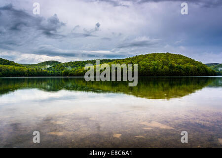 Clearing Gewitterwolken über langen Kiefer laufen Reservoir im Staatswald Michaux, Pennsylvania. Stockfoto