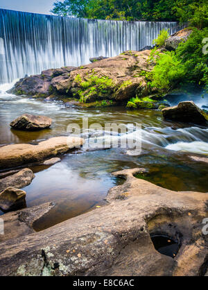 Damm und Kaskaden auf Cullasaja Fluß, Hochland, North Carolina. Stockfoto