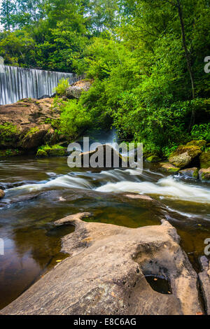 Damm und Kaskaden auf Cullasaja Fluß, Hochland, North Carolina. Stockfoto