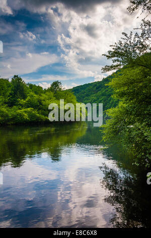 Abend Wolken Reflexionen im Lehigh River, an der Lehigh Gorge State Park, Pennsylvania. Stockfoto