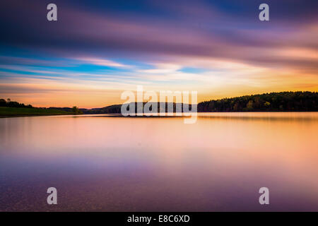 Am Abend Langzeitbelichtung von Wolken über lange Arm-Stausee in der Nähe von Hannover, Pennsylvania. Stockfoto