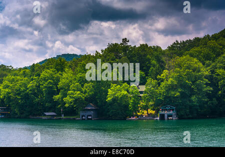 Häuser entlang der Ufer des Sees Burton in Georgien. Stockfoto