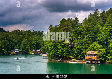 Häuser entlang der Ufer des Sees Burton in Georgien. Stockfoto