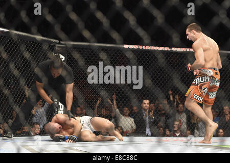 Halifax, Nova Scotia, Kanada. 5. Oktober 2014. Schiedsrichter HERB DEAN hält das Spiel während der Runde 3 den Kampf im Weltergewicht zwischen RORY MACDONALD (orange Stämme) und TAREC SAFFIEDINE (weiße Stämme) im Scotiabank Centre. Bildnachweis: Allan Zilkowsky/ZUMA Draht/Alamy Live-Nachrichten Stockfoto