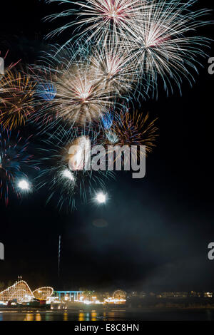 Feuerwerk über Santa Cruz Beach Boardwalk 2 Stockfoto