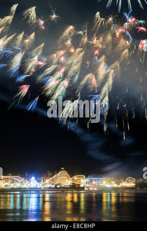 Feuerwerk über Santa Cruz Beach Boardwalk 1 Stockfoto